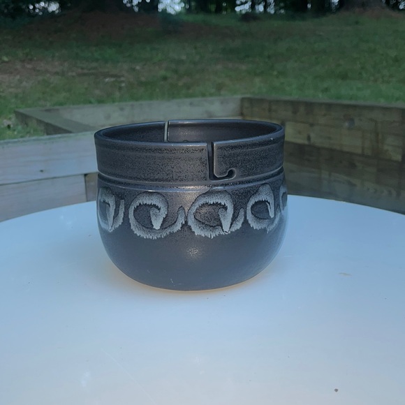 2010 Jan Bostwick signed Pottery Vase Crock Planter is black w/ gray glaze - Picture 6 of 6